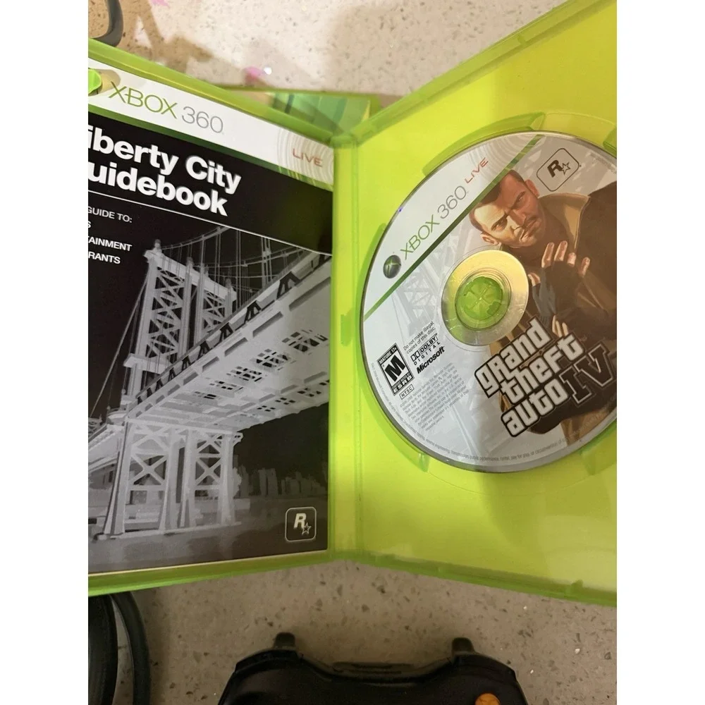 Microsoft Xbox 360 ,2 Controllers ,cables HDMI Cable ,4 Games‎